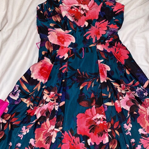 Dress - Picture 3 of 4